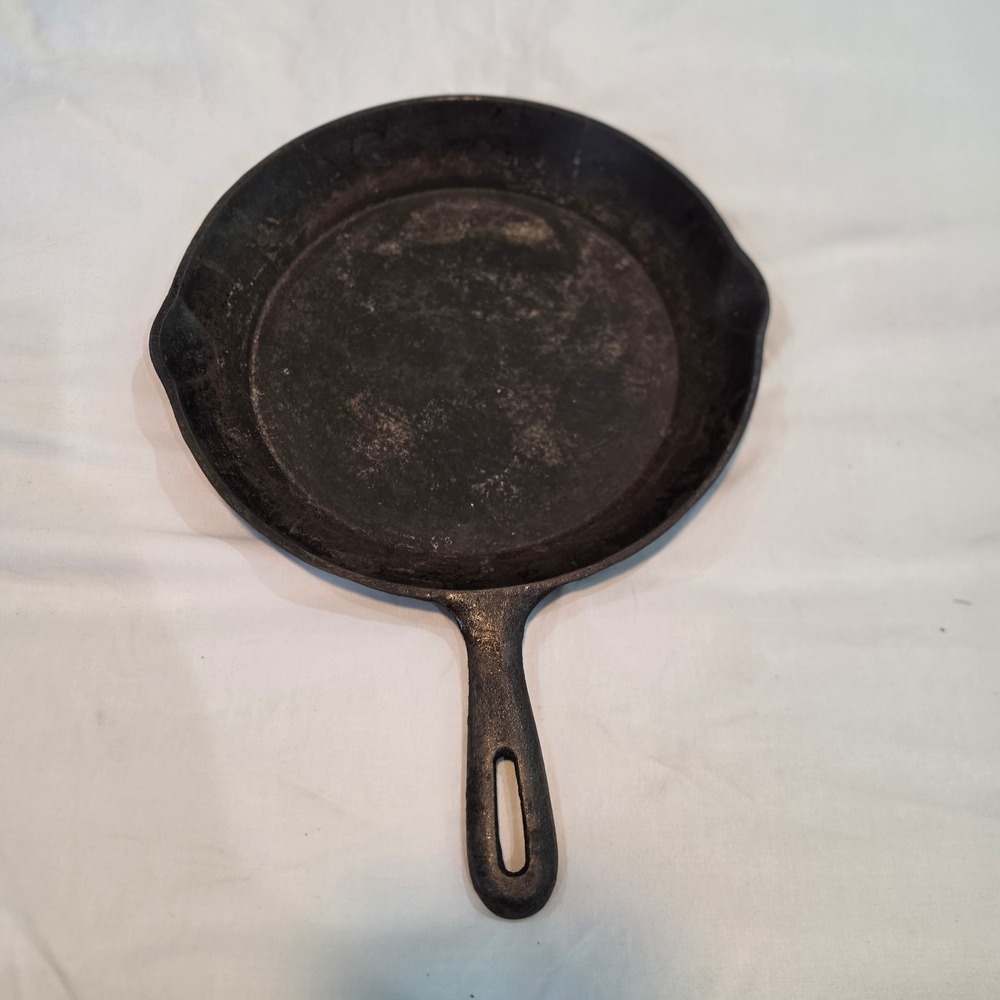 Taiwan Cast Iron Skillet Pan 10.5 Inch Black Good Vintage Dual Spout Round